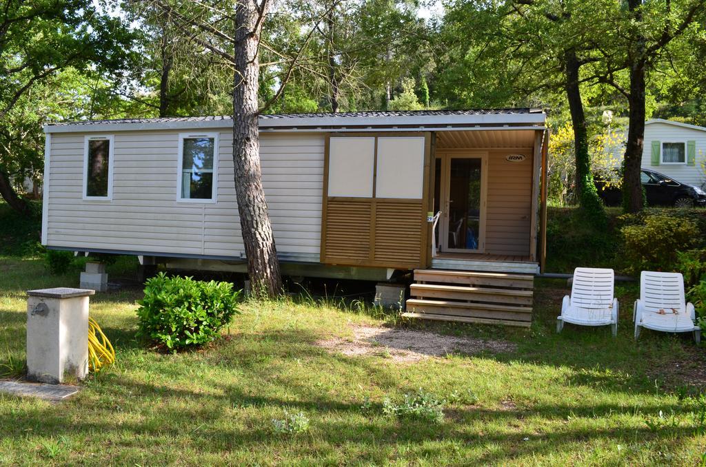 Отель Camping La Vidaresse Sainte-Anastasie-sur-Issole Экстерьер фото