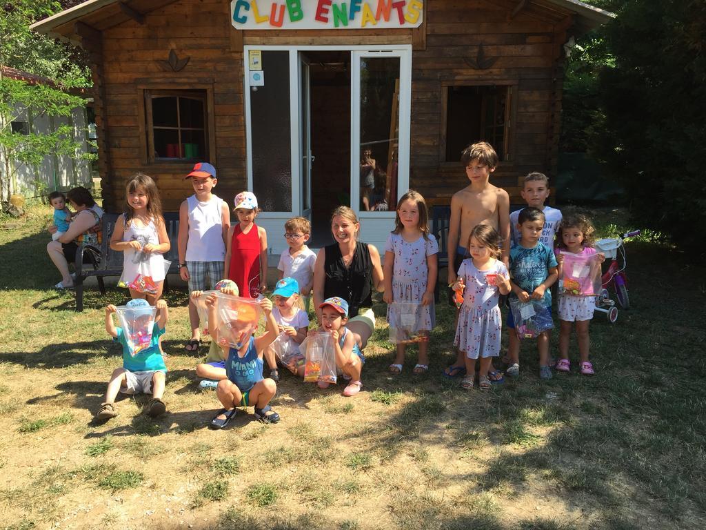 Отель Camping La Vidaresse Sainte-Anastasie-sur-Issole Экстерьер фото