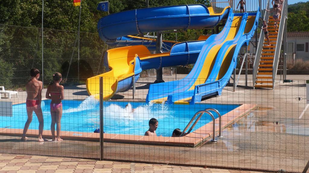 Отель Camping La Vidaresse Sainte-Anastasie-sur-Issole Экстерьер фото