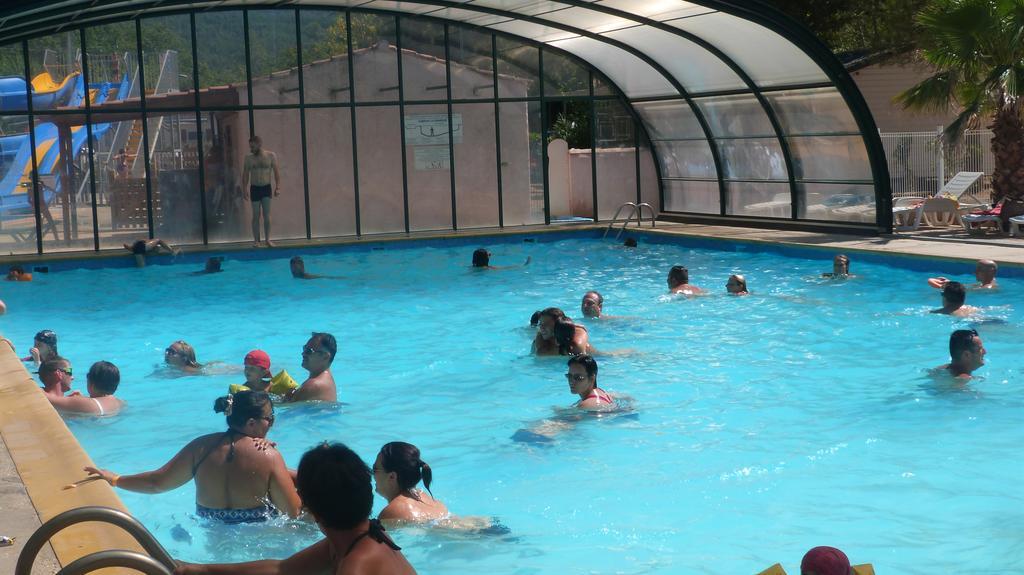 Отель Camping La Vidaresse Sainte-Anastasie-sur-Issole Экстерьер фото